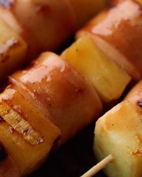 Гавайский гриль с куриными колбасками