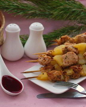 Индейка с ананасами на шпажках