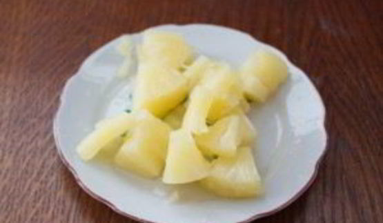 индейка с ананасами на шпажках