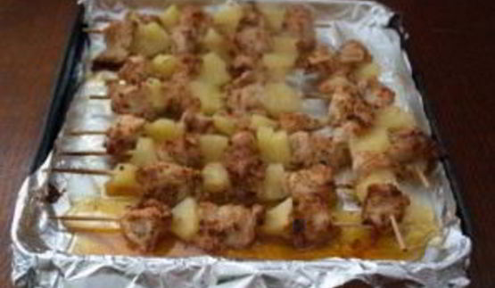 индейка с ананасами на шпажках