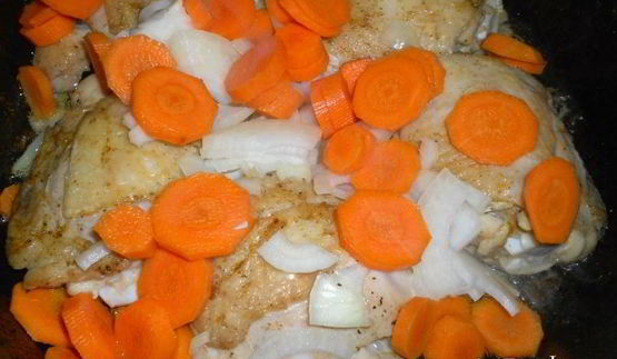 куриные бедрышки тушеные в сметане