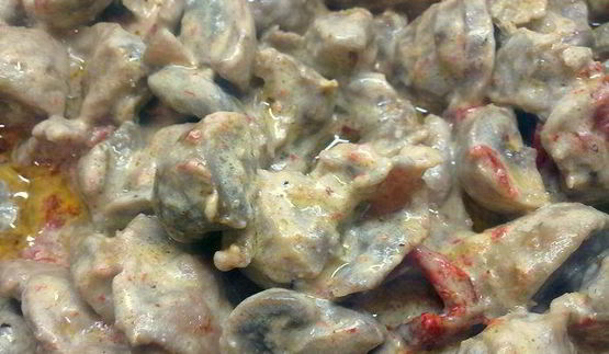 куриные желудочки, шампиньоны и вяленые овощи