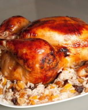 Курица, фаршированная рисом и сухофруктами