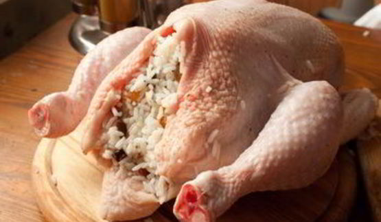 курица, фаршированная рисом и сухофруктами