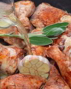 Курица на сковороде с яблоками и специями