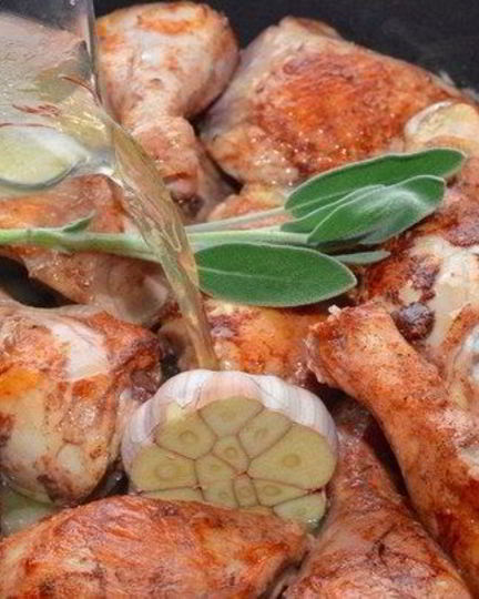 Рецепт курицы на сковороде с яблоками и специями