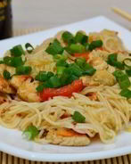 Курица с рисовой лапшой и соевым соусом