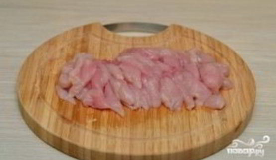 курица с рисовой лапшой и соевым соусом