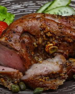 Свинина запеченная с помидорами и оливками