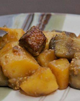 Тушенная утка с баклажанами и картофелем