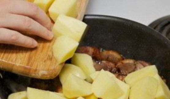 тушенная утка с баклажанами и картофелем