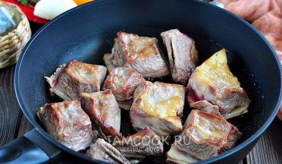 тушеные говяжьи ребра с картошкой