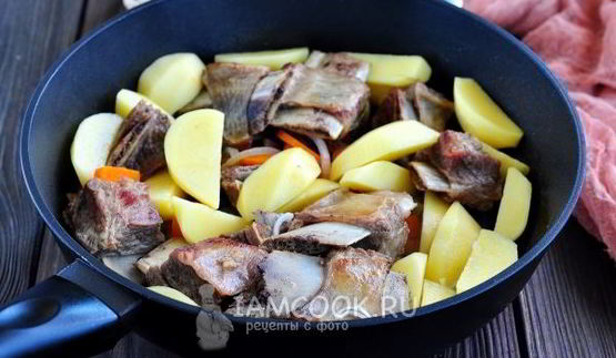 тушеные говяжьи ребра с картошкой