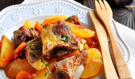 тушеные говяжьи ребра с картошкой