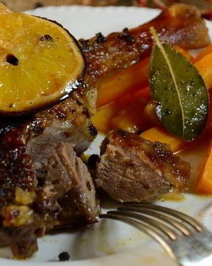 Утиные окорочка с апельсинами в духовке