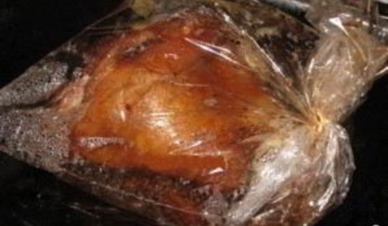 запеченная в рукаве свиная рулька с чесноком и чесночными стеблями