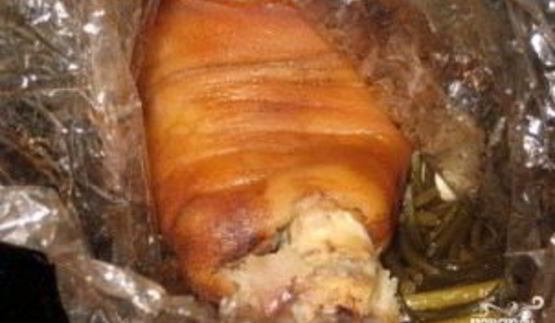 запеченная в рукаве свиная рулька с чесноком и чесночными стеблями