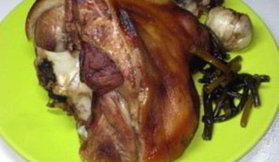 запеченная в рукаве свиная рулька с чесноком и чесночными стеблями