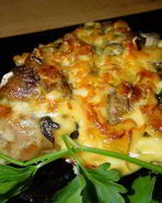 Запеченные свиные отбивные с сыром и грибами