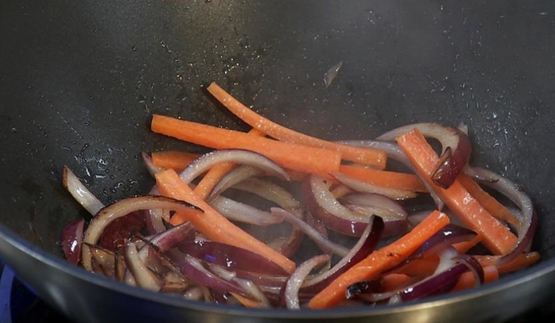 острая гречневая лапша с говядиной и соевым соусом