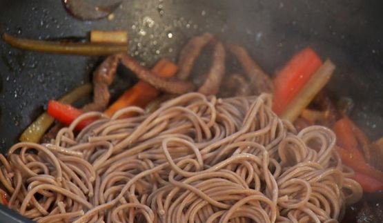 острая гречневая лапша с говядиной и соевым соусом