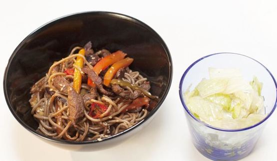 острая гречневая лапша с говядиной и соевым соусом