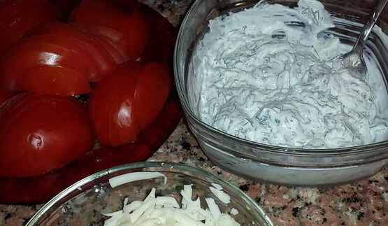 баклажаны с помидорами, запеченные в сырном соусе