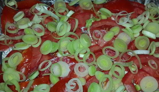 баклажаны с помидорами, запеченные в сырном соусе