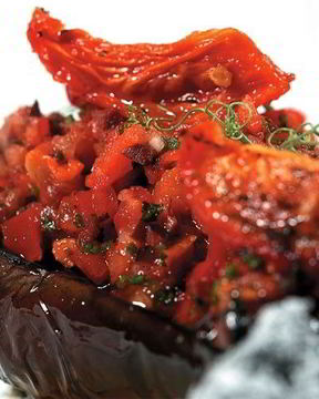 Баклажаны с сальсой из томатов