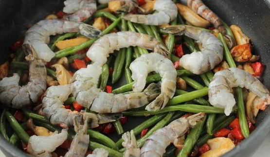 чап-чой с креветками, грибами и стручковой фасолью