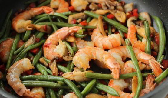 чап-чой с креветками, грибами и стручковой фасолью