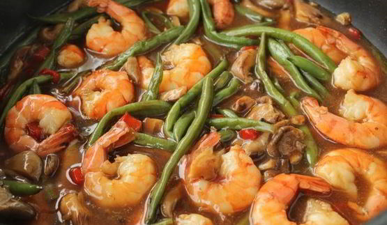 чап-чой с креветками, грибами и стручковой фасолью