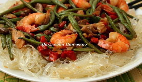 чап-чой с креветками, грибами и стручковой фасолью
