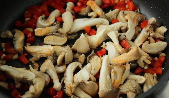 чап-чой с креветками, грибами и стручковой фасолью