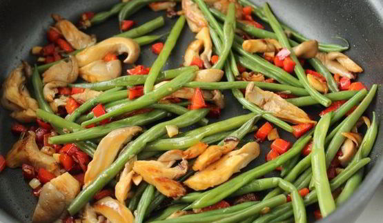 чап-чой с креветками, грибами и стручковой фасолью