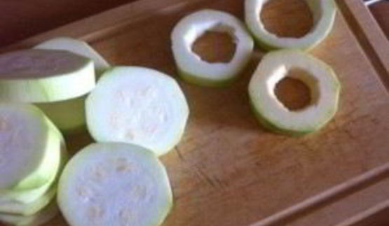 кабачки, фаршированные фаршем, в кляре