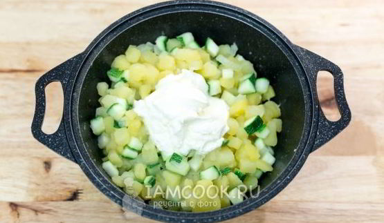 кабачки, тушенные с картошкой в сметане