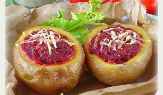 картофель, фаршированный с сырно-грибным соусом