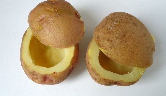 картофель, фаршированный с сырно-грибным соусом