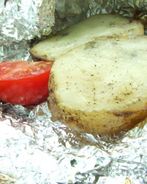 Картофель в фольге с маслом на углях