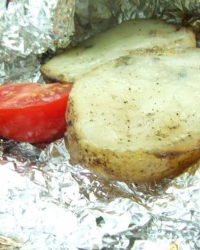 Картофель в фольге с маслом на углях