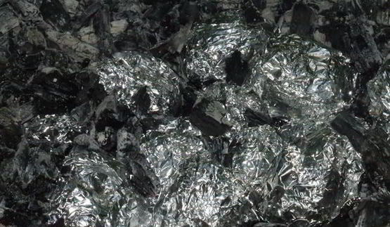 картофель в фольге с маслом на углях