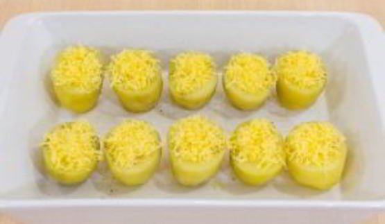 картофель, запеченный с перепелиными яйцами