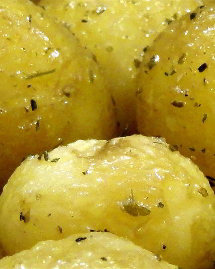 Рецепт молодого картофеля, запеченного в духовке