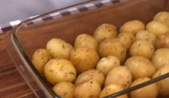 молодой картофель, запеченный в духовке