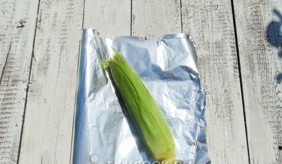 печеная на углях кукуруза с сыром