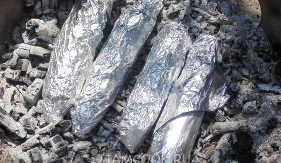 печеная на углях кукуруза с сыром