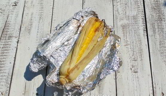 печеная на углях кукуруза с сыром