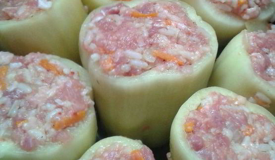 перец, фаршированный мясом и рисом