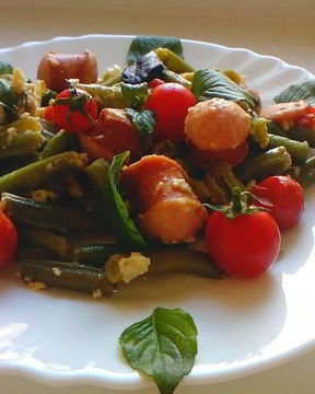 Стручковая фасоль с овощами и венскими колбасками